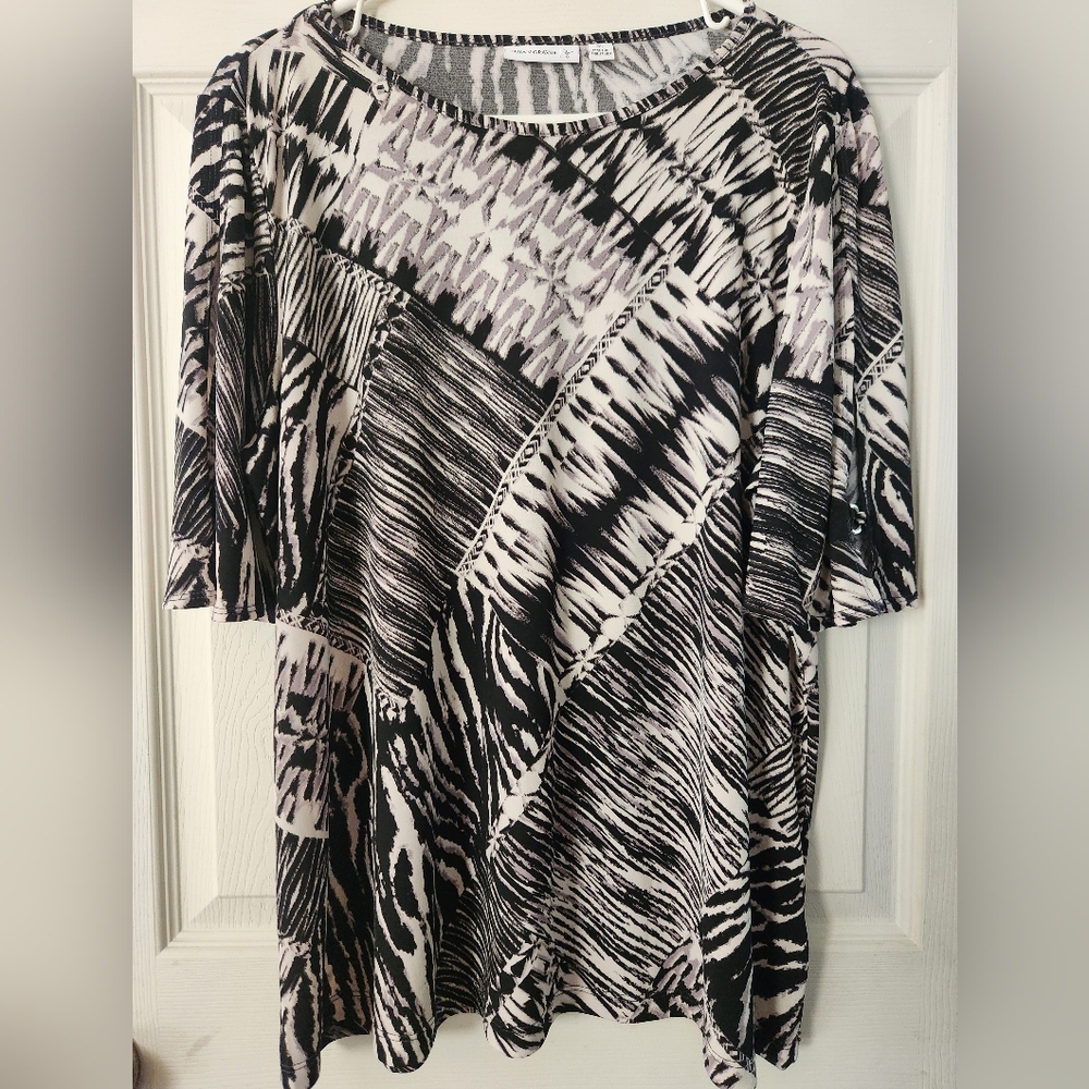 Susan Graver Monochrome Abstract Short Sleeve Top